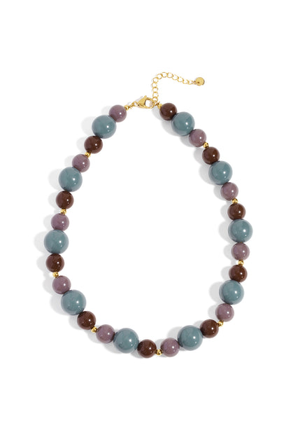 Necklace with beads of different sizes
